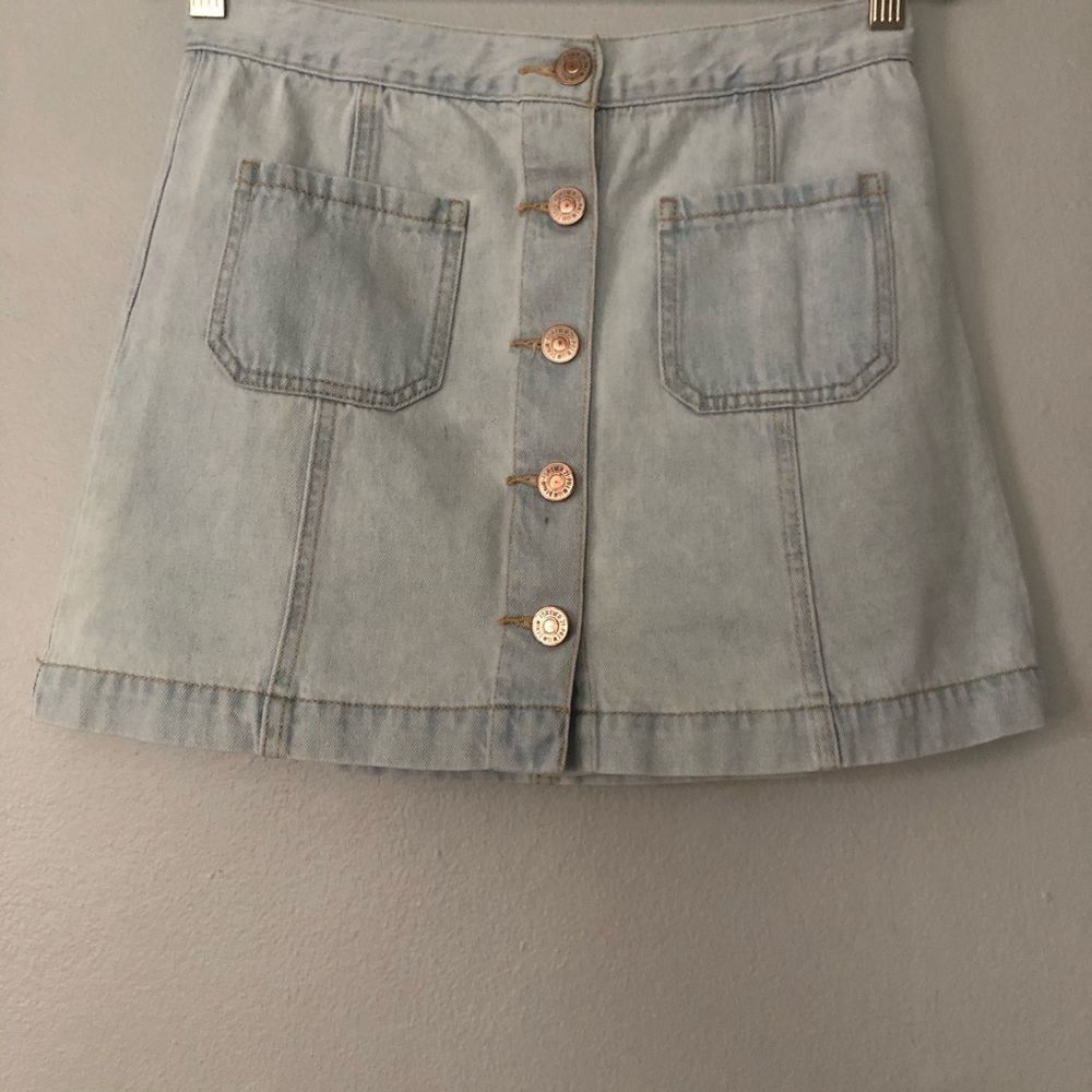 ✨6 for $15 sale ✨ Forever 21 light denim skirt